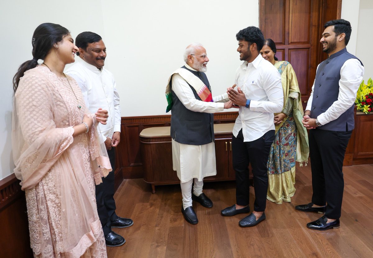 maheshreddy_bjp's tweet photo. ప్రధాని మోదీ గారిని కలిసిన బీజేఎల్పీ నేత ఎమ్మెల్యే ఏలేటి మహేశ్వర్ రెడ్డి గారు.
బీజేఎల్పీ నేత ఎమ్మెల్యే ఏలేటి మహేశ్వర్ రెడ్డి గారు కుటుంబ సమేతంగా ప్రధాన మంత్రి శ్రీ నరేంద్ర మోదీ గారిని డిల్లీలో మర్యాదపూర్వకంగా కలిసారు.
#alletimaheshwarreddy #naredarmodi #PMModi #bjptelangana https://t.co/sAeVkVJ2g4