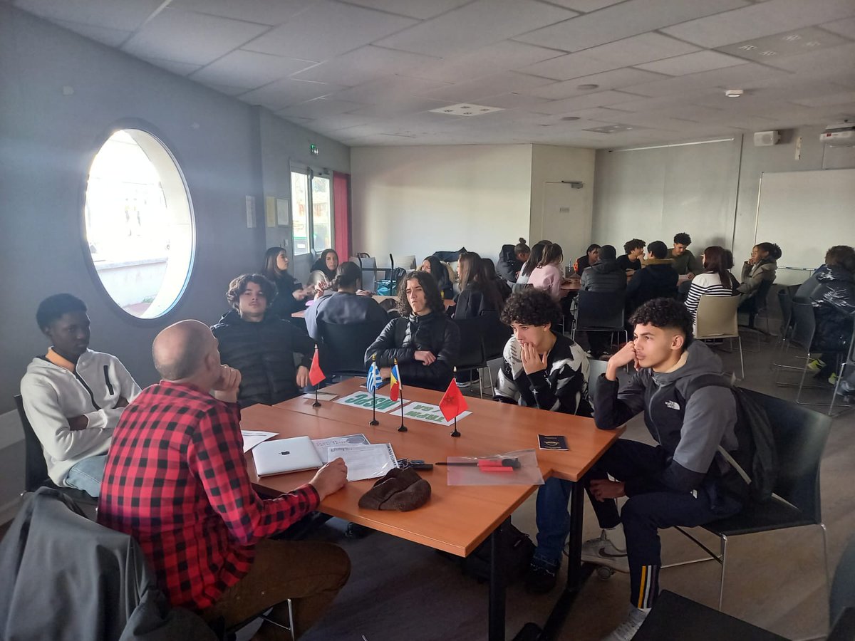 Rencontre au LP Roland Garros entre les terminales partis en mobilité en déc 2024  et les élèves de 1ere candidats au départ l'an prochain : tables rondes, diaporamas, vidéos des terminales, et ateliers menés par la #maisondeleurope #erasmus #erasmusplus #dareic #rectorattoulouse