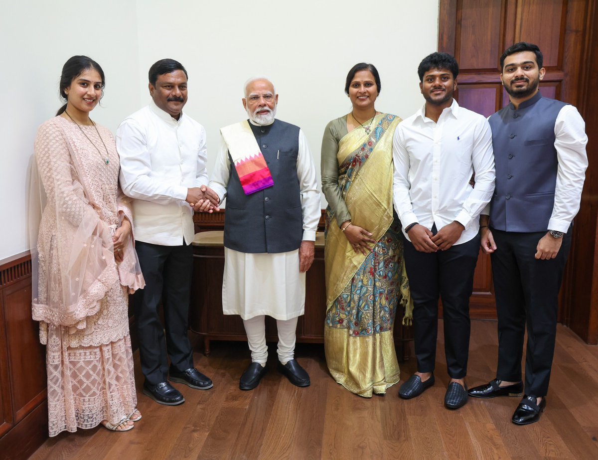 maheshreddy_bjp's tweet photo. ప్రధాని మోదీ గారిని కలిసిన బీజేఎల్పీ నేత ఎమ్మెల్యే ఏలేటి మహేశ్వర్ రెడ్డి గారు.
బీజేఎల్పీ నేత ఎమ్మెల్యే ఏలేటి మహేశ్వర్ రెడ్డి గారు కుటుంబ సమేతంగా ప్రధాన మంత్రి శ్రీ నరేంద్ర మోదీ గారిని డిల్లీలో మర్యాదపూర్వకంగా కలిసారు.
#alletimaheshwarreddy #naredarmodi #PMModi #bjptelangana https://t.co/sAeVkVJ2g4