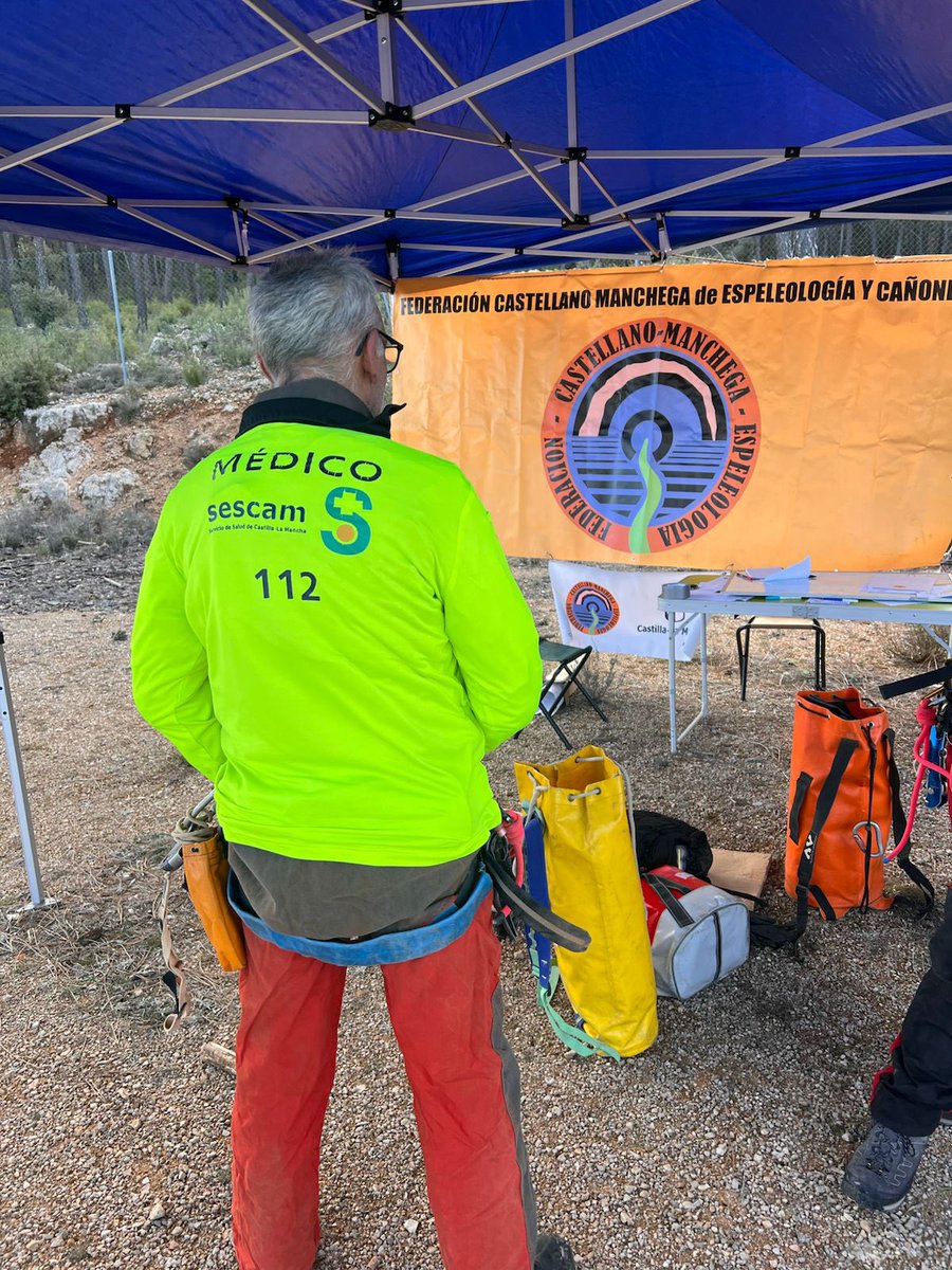 GUETS_CLM's tweet image. El Dr. Antonio Cid, médico de la @GUETS_CLM de @SanidadCLM de @gobjccm participa en el 

V Simulacro Regional de Espeleosocorro, celebrado, el pasado 1 de febrero en Molinicos. Albacete.

Federación Castellano Manchega de Espeleosocorro.

#SomosGUETS