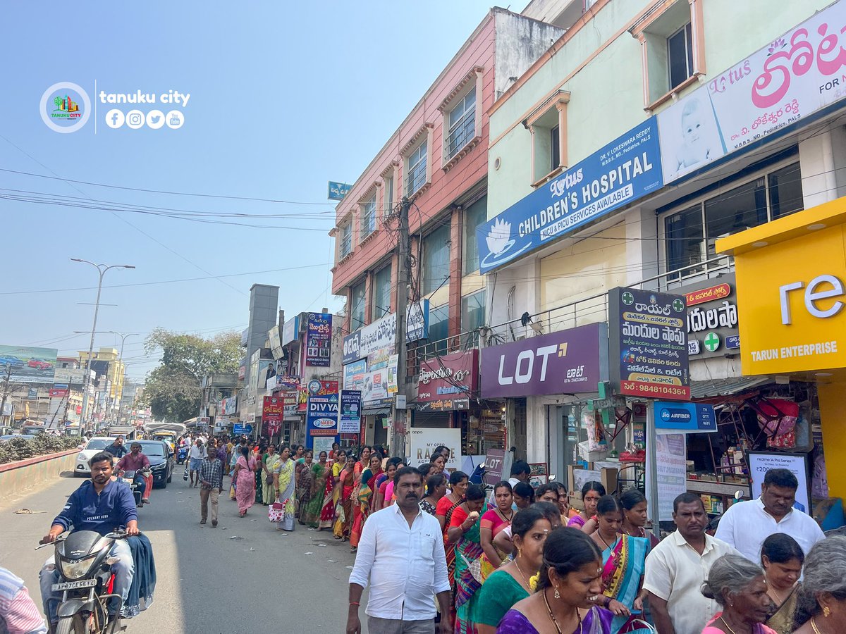 TANUKUCITY's tweet photo. రధసప్తమి సందర్భంగా భక్తులతో కిక్కిరిసిన తణుకు సూర్య దేవాలయం.. జిల్లాలోనే ప్రసిద్ధ ఆలయం కావడంతో దాదాపు 50వేల మంది భక్తులు స్వామివారిని దర్శించుకోనున్నారు..
#radhasaptami #tanuku #westgodavari https://t.co/6wTFOvgwTr