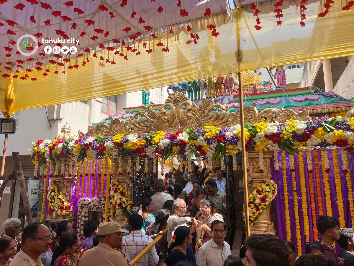 TANUKUCITY's tweet photo. రధసప్తమి సందర్భంగా భక్తులతో కిక్కిరిసిన తణుకు సూర్య దేవాలయం.. జిల్లాలోనే ప్రసిద్ధ ఆలయం కావడంతో దాదాపు 50వేల మంది భక్తులు స్వామివారిని దర్శించుకోనున్నారు..
#radhasaptami #tanuku #westgodavari https://t.co/6wTFOvgwTr