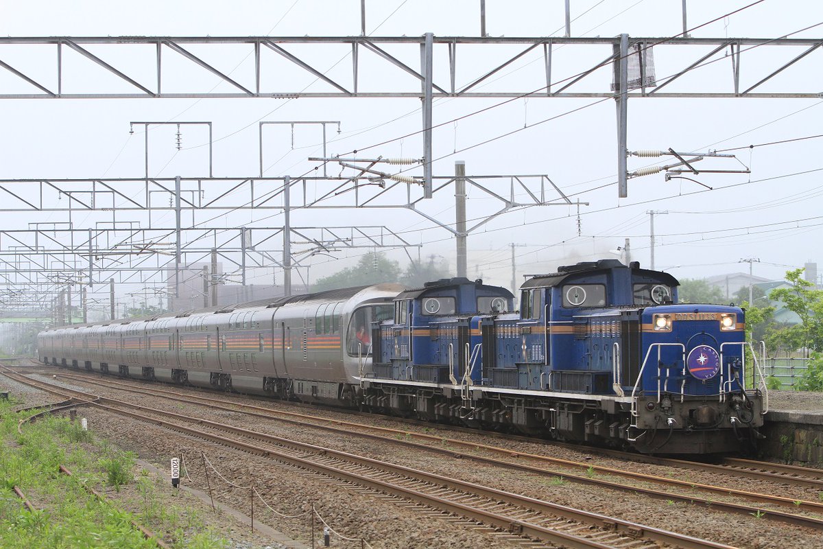 ressyamania's tweet image. #DD51 
#トワイライト 
#カシオペア
#同業いませんでした選手権 
2014年6月、白老駅で撮ったカシオペアとトワイライト、トワイライトは臨時のためヘッドマークがありませんでした。