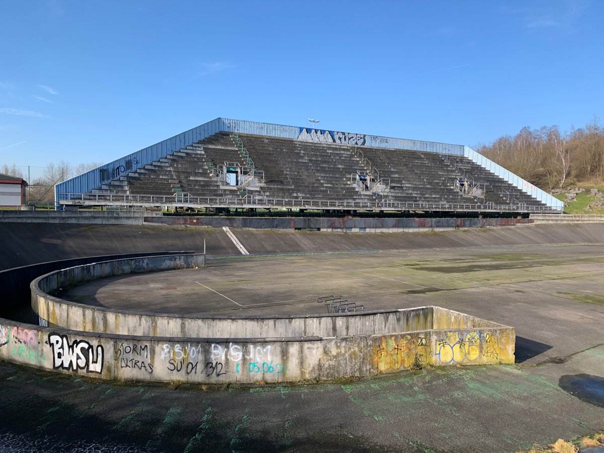 WesselHD's tweet photo. In Charleroi hebben ze de derde verdieping die voor het EK 2000 in gebruik was bij het plaatselijke voetbalstadion bij de wielerbaan van Gilly neergezet. Een pareltje. 🤩 #treurtrip https://t.co/MT7WV89YnL
