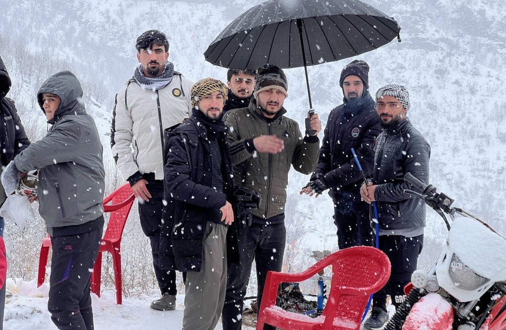 green_kurdistan's tweet image. Hewlêr’in Rewandûz ilçesine bağlı Zînî Wertê'nin yüksek kesimlerinde etkili olan yoğun kar yağışı, vatandaşları anılarını ölümsüzleştirmeye ve bir bardak sıcak çay eşliğinde keyifli anlar yaşamaya davet ediyor.

🏔️🌧️⛄️

#GreenKurdistan #JiyanêBiparêze #Berf #Hewlêr #Rewandûz