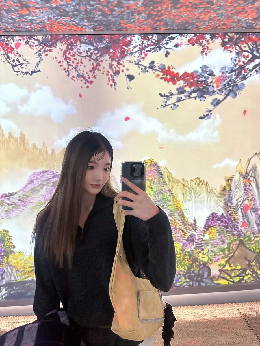 [030225] Kelly 🫧  güncellemesinden;

“Katmanlı orta uzunlukta bir kesim ya da bunun gibi bir şey denemek istiyorum”

“saçlarım şu an bu uzunlukta!”

#트라이비 #TRIBE #켈리 #KELLY