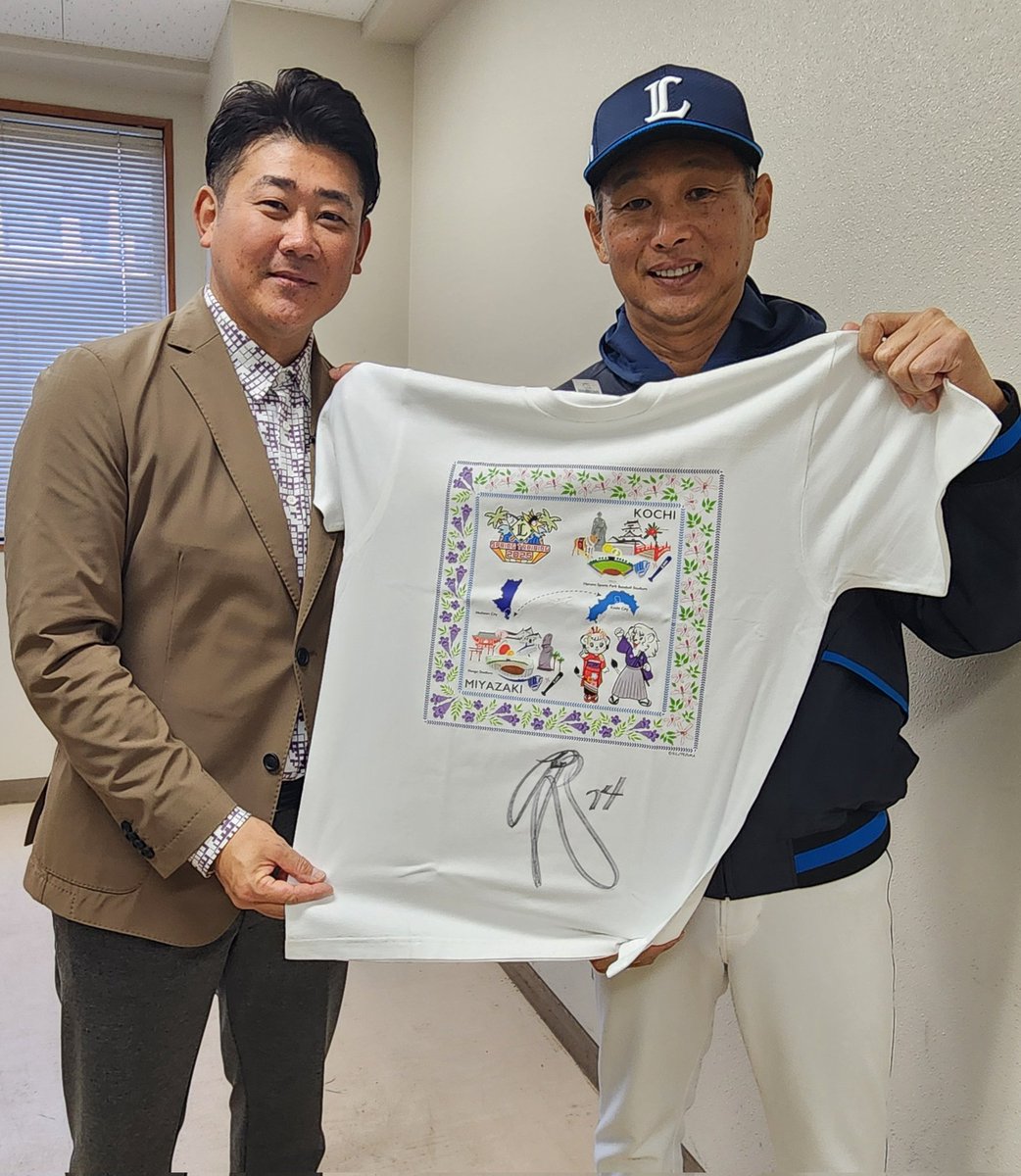 SponichiYakyu's tweet photo. 春季キャンプ恒例‼️

今年もスポニチ評論家の松坂大輔さんから読者の皆さんにプレゼントです‼️

西武・西口文也監督のサイン入りTシャツ（サイズL）を１人に。

希望者はこの投稿をリポスト＆フォローしてください。当選者にはＤＭで連絡します🎵

あす５日のスポニチ紙面にも応募方法を掲載します❕

#スポニチ #松坂大輔 #読者プレゼント #西口文也 #seibulions