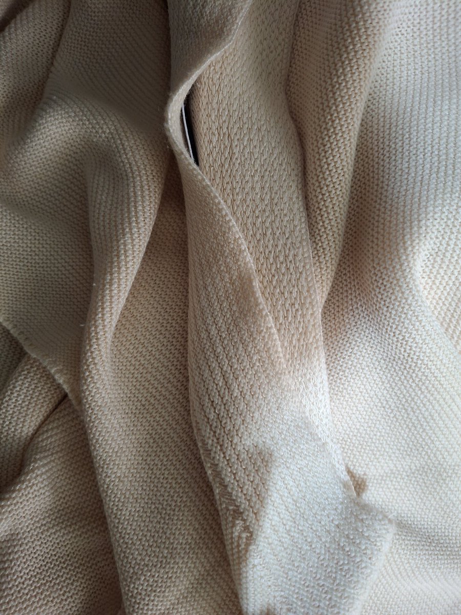 amiafafa's tweet photo. Preloved Knit Wear Sweater (thrift)

💰35k 

aku cuman try on ajaa, tapi terlalu ngepas untuk badan aku, jadi cuman aku cuci ajaa. Dia ada deffect berbulu, dan noda kuning di tengah, selebihnya aman. Untuk detail ukuran, foto kondisi, dan komposisi bahan aku cantumin di foto yaa. https://t.co/mLjyIpRlH6