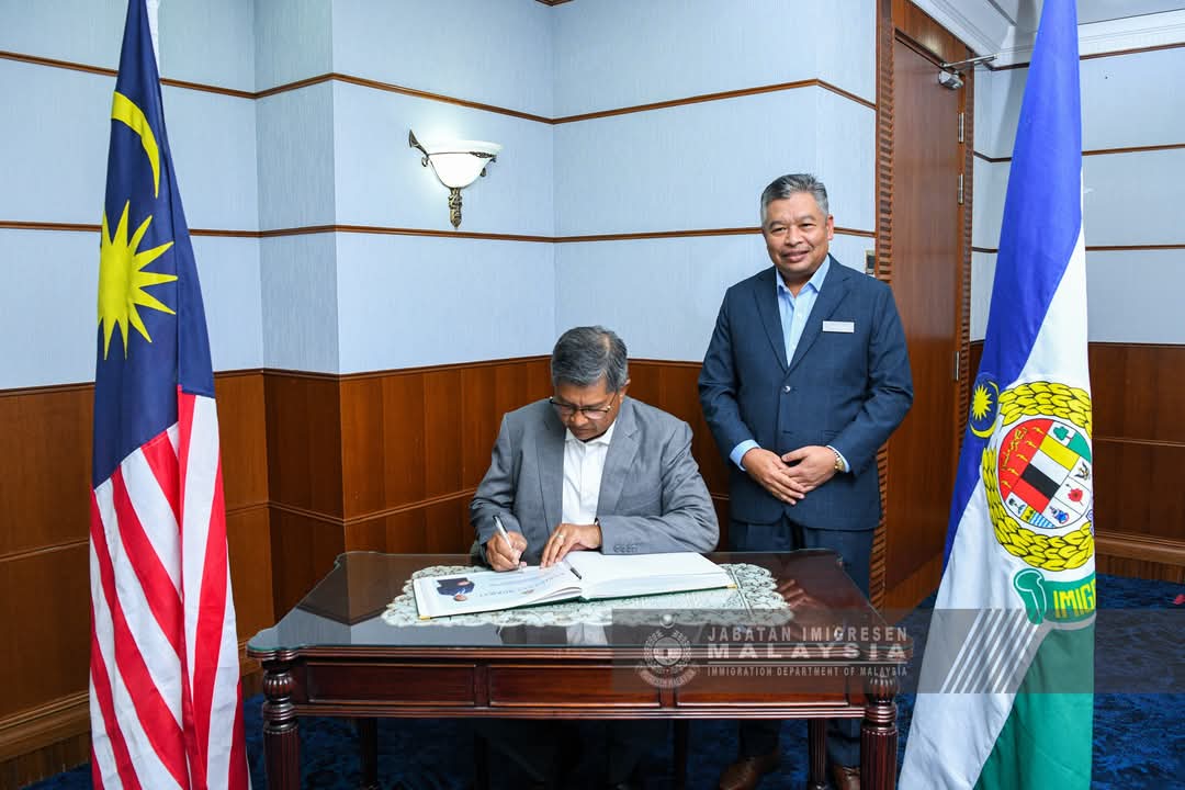 imigresenmy's tweet photo. PUTRAJAYA – YBhg. Dato' Zakaria bin Shaaban, Ketua Pengarah Imigresen mengadakan sesi libat urus bersama dengan Suruhanjaya Penerbangan Malaysia (MAVCOM) dan Malaysia Airports Holdings Berhad (MAHB) susulan pelaksanaan Kerja Kualiti Perkhidmatan (QoS) KLIA, Terminal 1 dan 2. https://t.co/x0Kpl0eKWm
