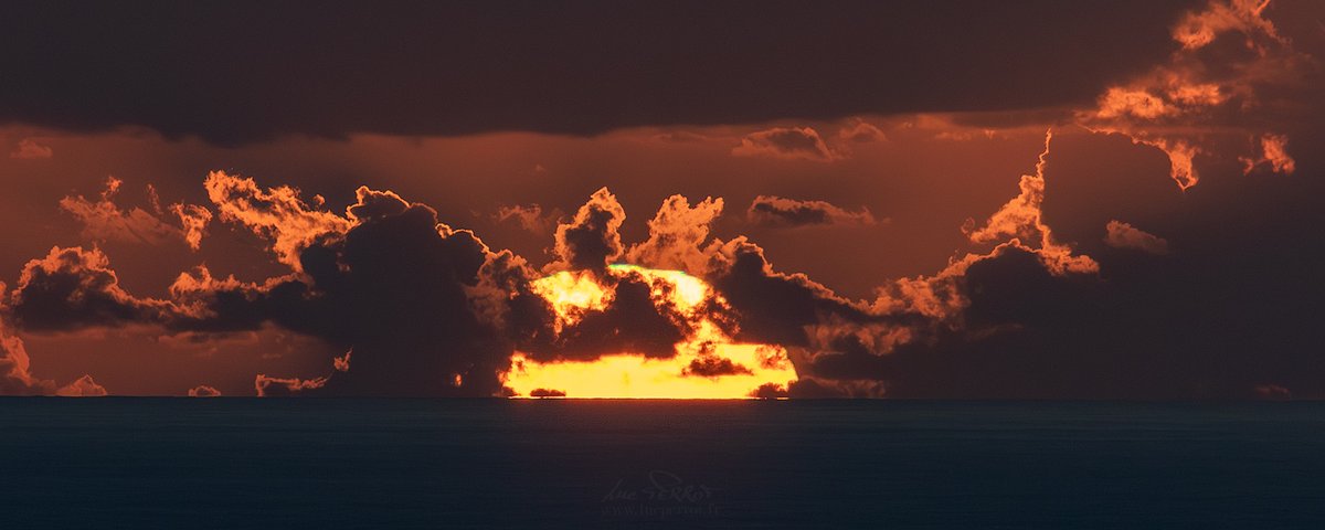 Le Rayon Vert !
L'avez-vous déjà vu ?
C'est cette petite bordure verte au sommet du disque solaire.