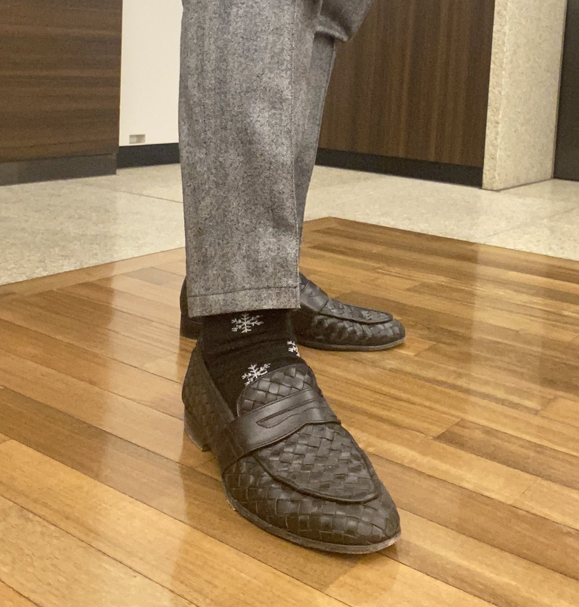 k51_com's tweet photo. 【本日のコーデ2025/2/4】

ファッションは「to me」ではなく「for you」。
自分が着たいものを着るのではなく相手や場所に合わせて装う。

僕は新規のお客様の予約が入っている日はスーツにネクタイを着用します。
これは指名料を払ってまでご来店頂くお客様に僕なりの敬意を表しています。

今日はリピーターのお客様メインだったので新しい着こなしの参考になるようにノーカラーセットアップで出勤。

①セットアップ
・ヘリンボーン柄のフランネル素材
・ＪＫはノーカラーで１Ｂ
・ＰＴのウエストはドローコード＆ゴム(楽ちん)
・ＰＴは1タックで程よいゆとりを持たせてます

②シューズ
・革の編み込みの感じがボッテガっぽいですがＫ-51の商品です(完売してます泣)。

③時計
スクエアの黒革ベルトでシックに。フランネル素材と革ベルトは相性◎。

④靴下
マッキントッシュの靴下で最近寒いので雪模様の柄をチョイスしてみました。

⑤ネックレス
キラキラアイテムでアクセント。ビジネスシーンではもう少しシックなネックレスの方が良いです(^^;;

ご参考までに。。。

このセットアップの動画はこちらです。
https://t.co/5zGS5R1WAf

https://t.co/yn1UrJHSkg