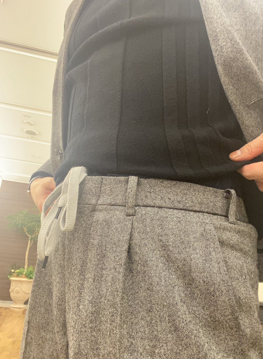 k51_com's tweet photo. 【本日のコーデ2025/2/4】

ファッションは「to me」ではなく「for you」。
自分が着たいものを着るのではなく相手や場所に合わせて装う。

僕は新規のお客様の予約が入っている日はスーツにネクタイを着用します。
これは指名料を払ってまでご来店頂くお客様に僕なりの敬意を表しています。

今日はリピーターのお客様メインだったので新しい着こなしの参考になるようにノーカラーセットアップで出勤。

①セットアップ
・ヘリンボーン柄のフランネル素材
・ＪＫはノーカラーで１Ｂ
・ＰＴのウエストはドローコード＆ゴム(楽ちん)
・ＰＴは1タックで程よいゆとりを持たせてます

②シューズ
・革の編み込みの感じがボッテガっぽいですがＫ-51の商品です(完売してます泣)。

③時計
スクエアの黒革ベルトでシックに。フランネル素材と革ベルトは相性◎。

④靴下
マッキントッシュの靴下で最近寒いので雪模様の柄をチョイスしてみました。

⑤ネックレス
キラキラアイテムでアクセント。ビジネスシーンではもう少しシックなネックレスの方が良いです(^^;;

ご参考までに。。。

このセットアップの動画はこちらです。
https://t.co/5zGS5R1WAf

https://t.co/yn1UrJHSkg