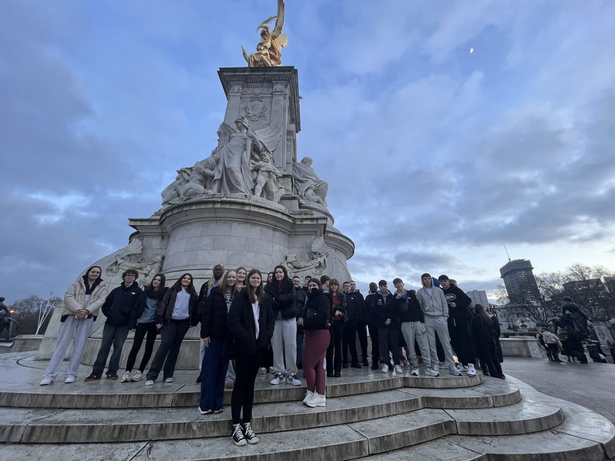 HolyCrossModies's tweet photo. Great first day on the road for our S4’s! Busy day ahead today at the Old Bailey, Leicester Square, the London Eye, and then the West End! https://t.co/2yMllQ4AYw