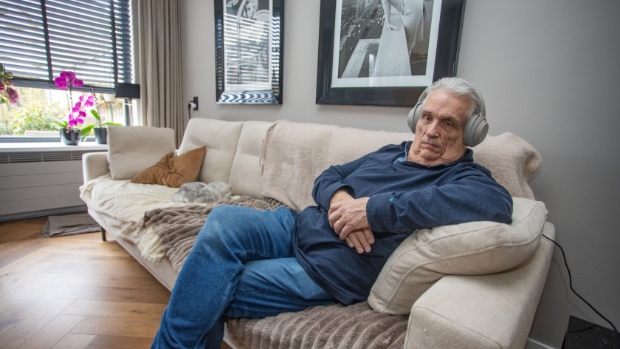 [Extra] Jan (71) en Inge (64) uit Naarden worden knettergek van geluid; ‘Het is een lage bromtoon, 24/7’ -  gooisemerennieuws.nl/l/349905