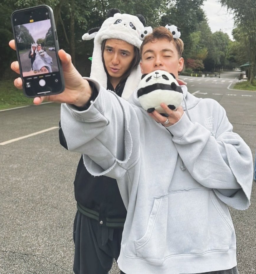 kazeminenpyou's tweet image. ダンサーKouさんのInstagram Story
４枚めの画像です。
成都の🐼パンダセンターの時みたいですね
可愛いお二人😍。
tour dump
この場合はツアーの画像を転送(載っけとく)って意味でしょうか？

#藤井風
#成都
#Kou
instagram.com/kou.connor?igs…