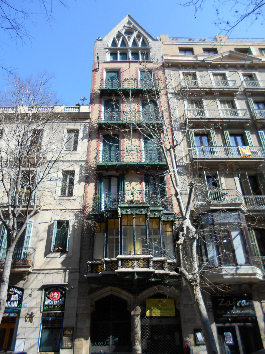 De tots els edificis que formen part de la Ruta del Modernisme de Barcelona segurament aquest és el més estret! 

Es tracta de la Casa Pomar (1904-1906), una obra de Joan Rubió i Bellver.

📍Carrer Girona, 86, Barcelona.
