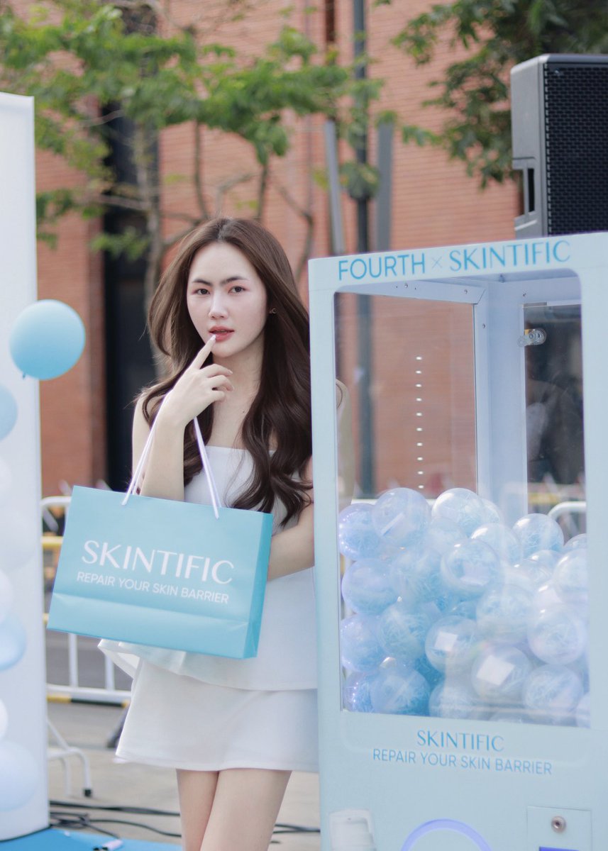 firstyzd1's tweet photo. SKINTIFIC Lab with FOURTH at Beautrium 🩵
เฟิสได้มีโอกาสไปร่วมงาน SKINTIFIC ที่จัดขึ้นที่ Siam square ด้วย มาเซฟผิวกับพี่โฟร์ทกันนะคะ ในงานมีกิจกรรมให้เล่นเยอะมาก ของรางวัลแบบคุ้มมแถมได้เจอกับพี่โฟร์ทด้วยย🍒
@SkintificTH #skintificlabwithfourth #skintificlabxfourth #skintificth https://t.co/SrYlwGhgBE