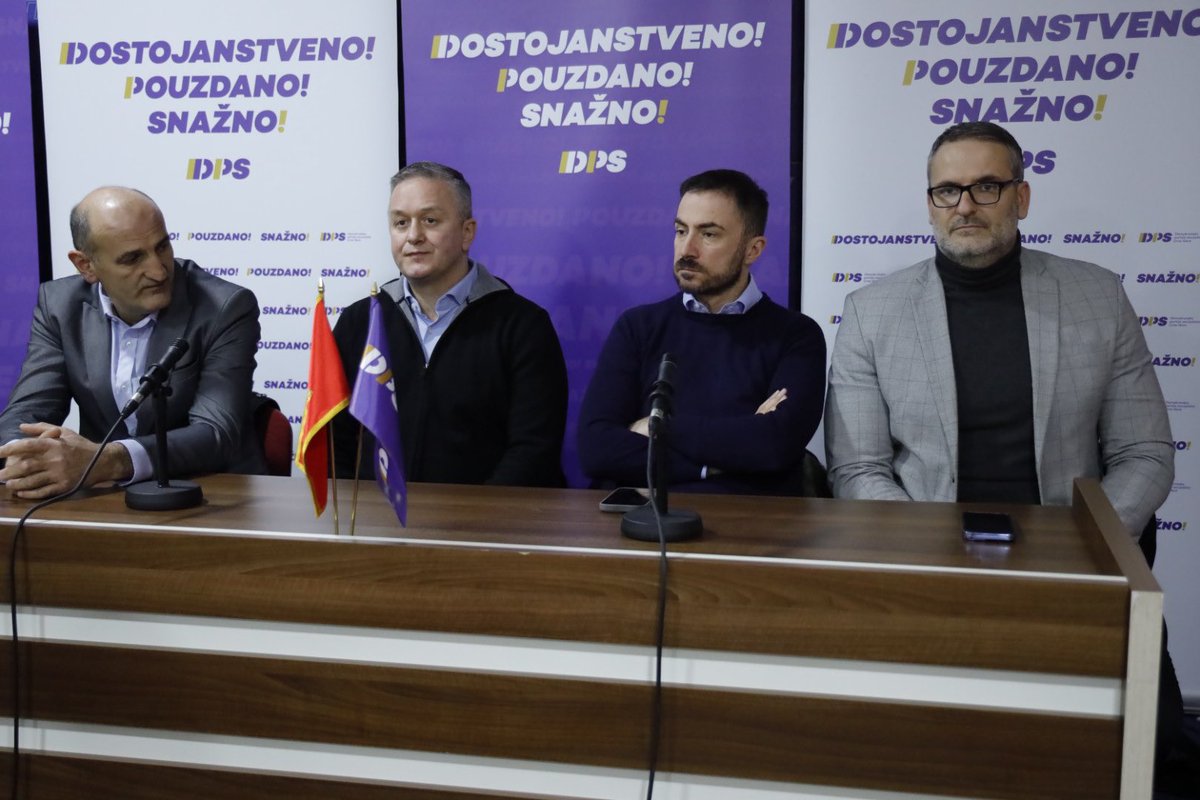 DPSCrneGore's tweet photo. 📣 Tribina #DPSCG u #Plav: Plav je primjer kako evropska i građanska vlast razvija grad i poboljšava životni standard građana ✔️

🟣 Na juče održanoj tribini Demokratske partije socijalista u Plavu, u okviru kampanje za predstojeći Kongres, poručeno je da je ovaj grad primjer kako evropska i građanska vlast mijenja grad nabolje i čini ga boljim mjestom za život njegovih stanovnika.

🟡 Prisutnima su se obratili potpredsjednik partije @AbazDizdarevic i generalni sekretar @sasa_bogdanovic.

🔗 Opširnije pročitajte na: https://t.co/38G5vzhkpg 

#10KongresDPS