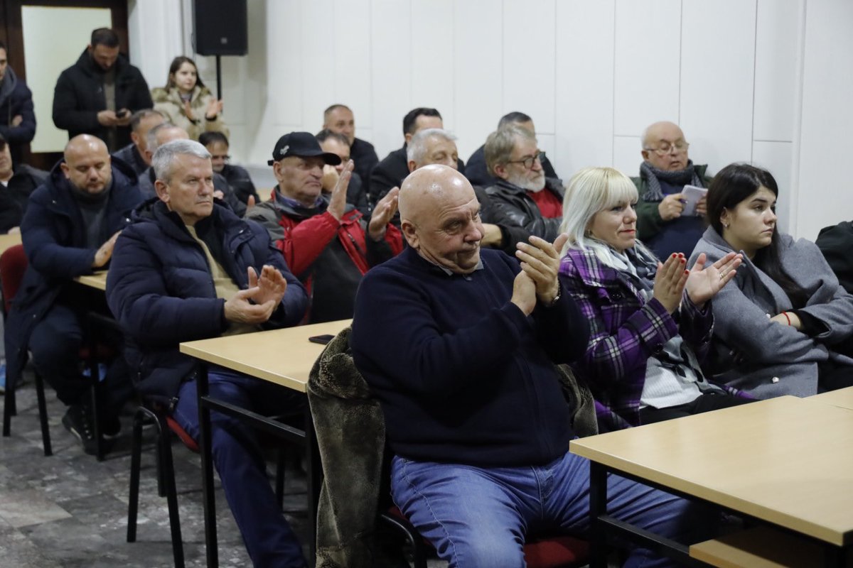 DPSCrneGore's tweet photo. 📣 Tribina #DPSCG u #Plav: Plav je primjer kako evropska i građanska vlast razvija grad i poboljšava životni standard građana ✔️

🟣 Na juče održanoj tribini Demokratske partije socijalista u Plavu, u okviru kampanje za predstojeći Kongres, poručeno je da je ovaj grad primjer kako evropska i građanska vlast mijenja grad nabolje i čini ga boljim mjestom za život njegovih stanovnika.

🟡 Prisutnima su se obratili potpredsjednik partije @AbazDizdarevic i generalni sekretar @sasa_bogdanovic.

🔗 Opširnije pročitajte na: https://t.co/38G5vzhkpg 

#10KongresDPS