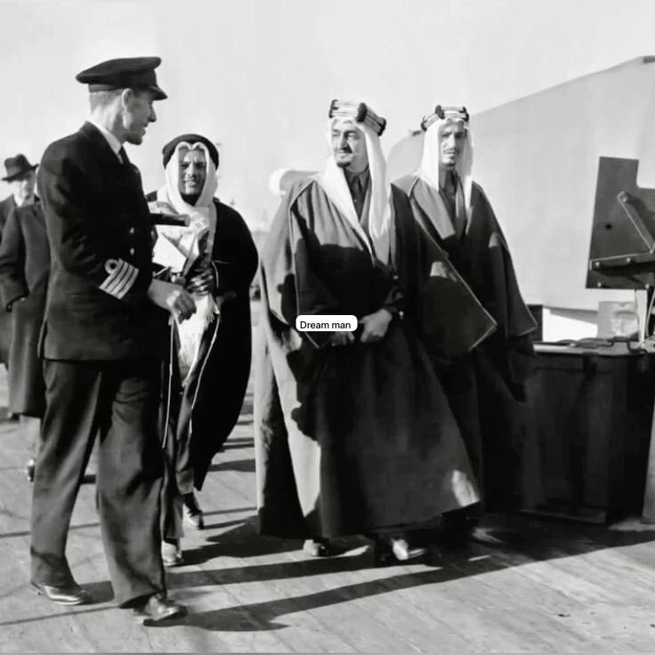 صورة نادرة جدا لجلالة الملك الشهيد فيصل بن عبدالعزيز ال سعود وأخيه جلالة الملك الصالح خالد بن عبدالعزيز ال سعود رحمهم الله واسكنهم الجنة اللهم امين 🤲