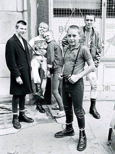 レゲエとパンクの共闘②
 
オリジナル・パンクスは70年代半ばの西ロンドンで生まれた。治安の悪い公営住宅団地に住む労働者階級で貧しい白人の子たち、ヘヴィメタとグラム・ロックへの抵抗で父親のズボンと郵便局員用のドンキージャケットを着て刈り上げ頭の彼らには、貧しき者への共感があり…
↓続