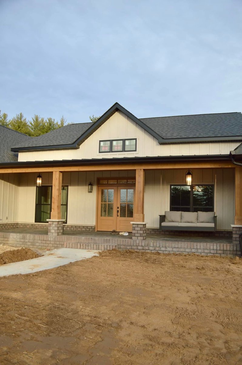 realblakemiller's tweet image. Dream home vibes✨ We just recently finished this stunning custom-built beauty! Every inch is perfect! We absolutely love the rustic feel throughout the entire home. Not to mention, the backyard oasis! What’s your favorite part?😉🏡💫 #stateconstruction #customhomebuilder