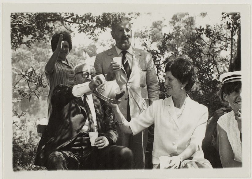 Nos días de Entroido sempre está ben rememorar estas fotografías de Ramón Otero Pedrayo xunto a súa muller, Fita, na festa vikinga de Catoira 👑
Non é oficialmente un disfraz, pero é o máis parecido.

Desexámosvos uns grandes días de Entroido a todos! 😋