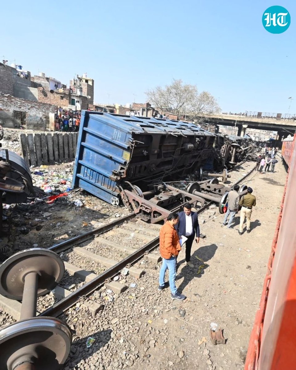 फतेहपुर में बड़ा #TrainAccident हुआ है। यहां एक ही ट्रैक पर दो माल गाड़ियां आ गई और आपस में भिड़ गई। ऐसे में एक मालगाड़ी का इंजन ट्रैक से उतरकर बुरी तरह से क्षतिग्रस्त हो गया।
हम रेलवे मालगाड़ी की दुर्घटना बात कर रहे हैं....मोदी जी या 'सबसे सफल रेलमंत्री' अश्विनी वैष्णव की नहीं।