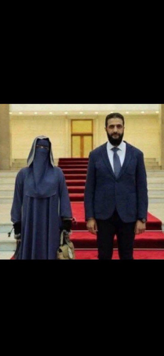 Suriye’nin resmî cumhurbaşkanı Işid patronu Colani değil,
Suriye Demokratik Güçleri Başkomutanı Mazlum Kobani olmalıdır.
Demokratik tam bağımsız özgür bir Suriye için YPG yönetime el koymalıdır.