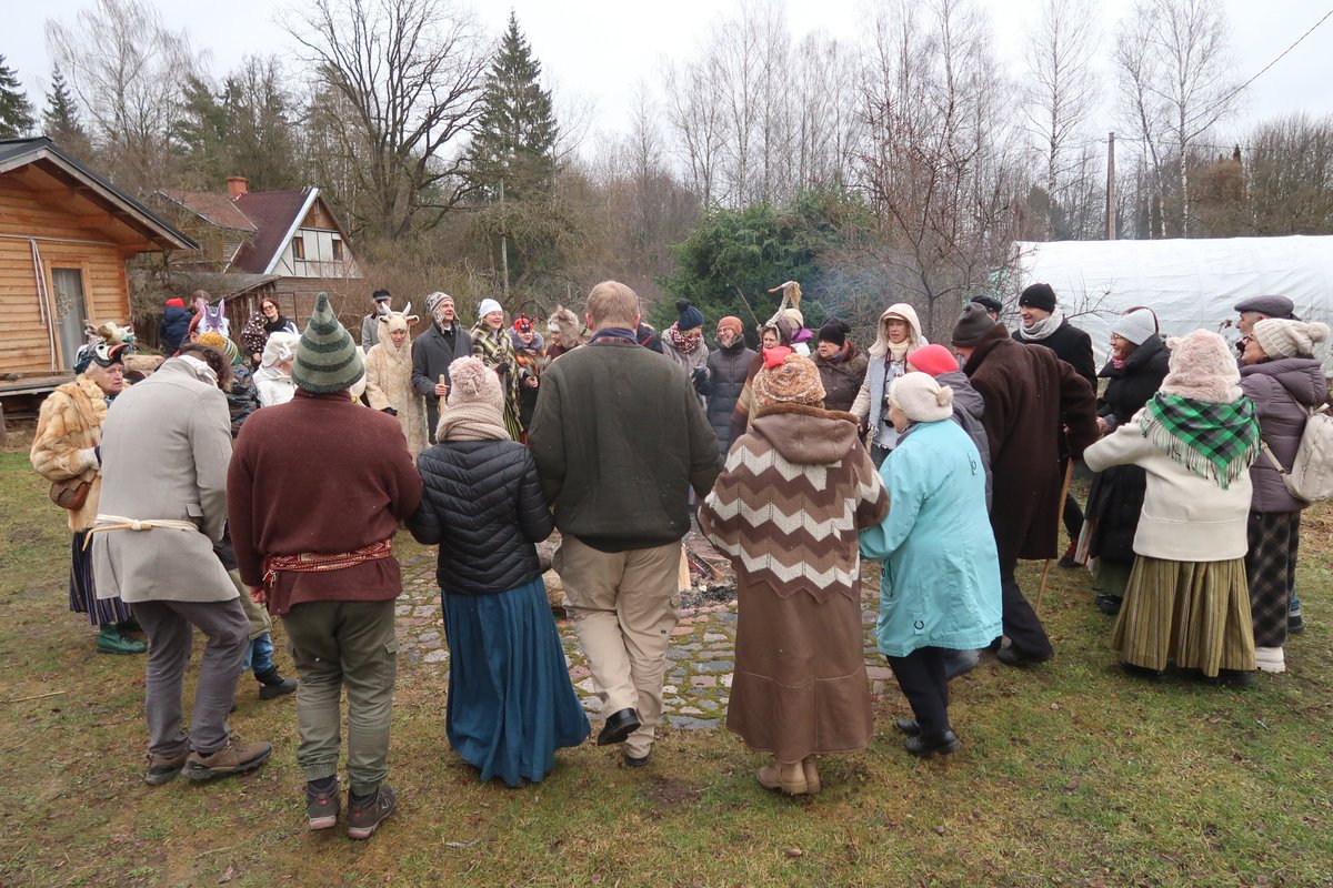 SvetesD's tweet photo. Svētes svētnīcā gan Ziemassvētkus, gan Meteņus aizvadījām minot zaļu mauru. https://t.co/o7XrJoVl82