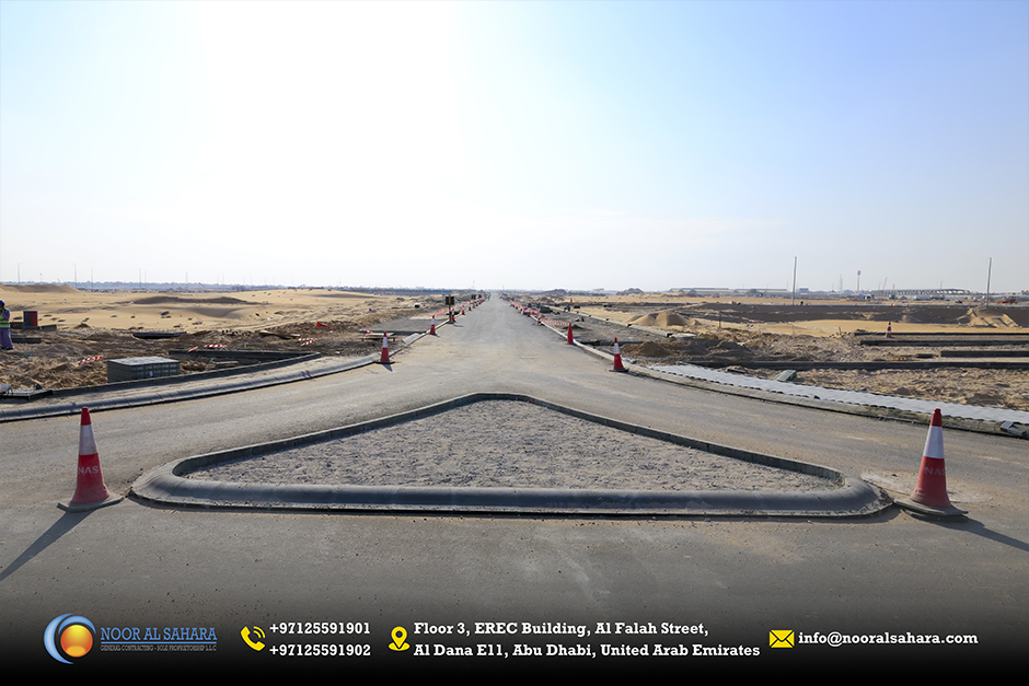 NoorContracting's tweet photo. Our team has been making remarkable progress in carrying out massive road works to include comprehensive backfilling, earthworks, protection of the upper slopes & asphalt paving in the industrial plots in Madinat Zayed East Railway.
#ALDAR #NAS #AbuDhabi #UAE #MadinatZayed #road https://t.co/2zVnyrHGEV