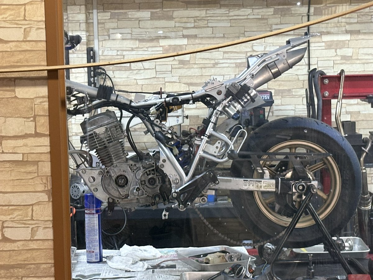 BROWs0305's tweet photo. さて、去年のバイクのメンテナンスアンド! #お題付耐久草レース 用にエンジン載せ替えスタートです🎵
#XR100モタード #ヨシムラキット #115cc https://t.co/liYfVAb6bh