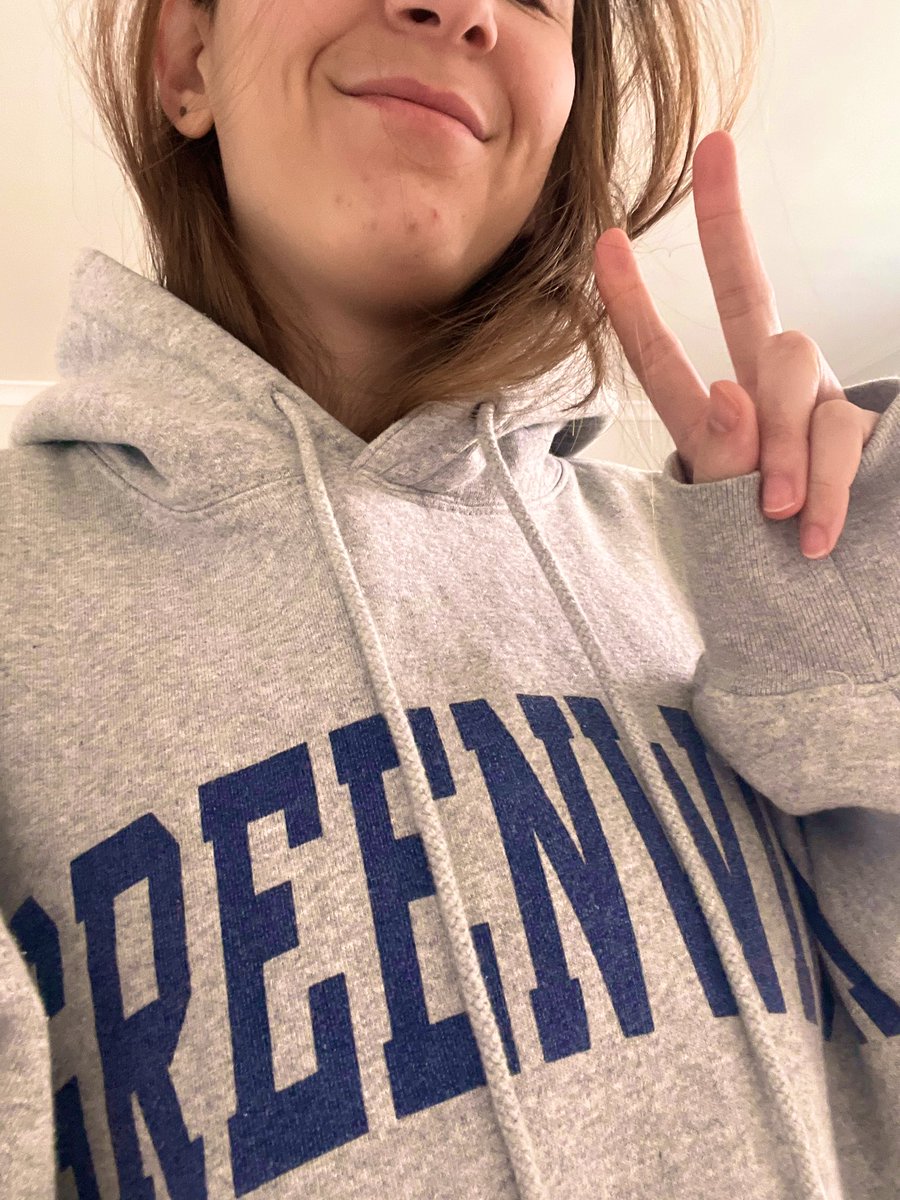 barbudococo's tweet photo. Prácticamente le pertenezco a los hoodies ajenos y a mi cara de sueño a la que soy fiel esclava todos los días. https://t.co/4gxj1DJoX1