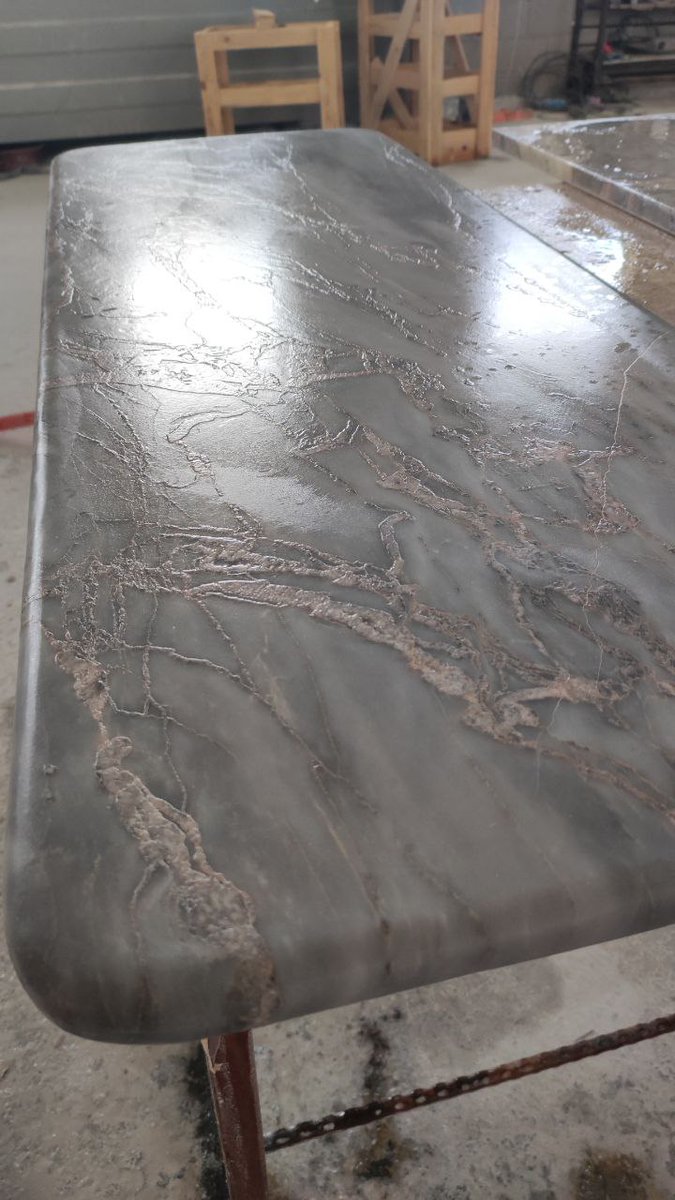 Adomarmarble's tweet photo. Afyon Ateş Gri mermerinin doğal zarafetini ve eşsiz damar yapısını vurgulayan özel bir tasarımla karşınızdayız! Leather Finish yöntemiyle hazırladığımız bu dresuar, hem doğal hem de modern bir doku sunuyor. #mermerdresuar #leatherfinish #afyonateşgri
#evdekorasyonu #mermermasa https://t.co/UBnDhmCgCo