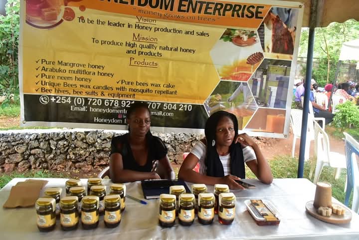 In Mida Creek,Women around Arabuko Sokoke Forest are restoring mangroves to protect shorelines, boost biodiversity, and sustain livelihoods.From beekeeping to crab and fish harvesting, these efforts are turning conservation into economic empowerment.
#OutcomeHarvest2025 #WeAreVCA