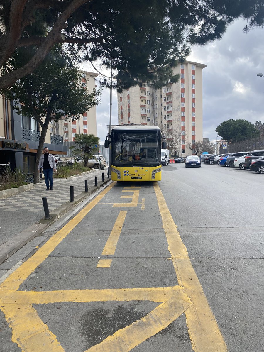 İnsanlar durakta 12:10 gece otobüsünü bekliyor bizde şoförün keyfini 26 <a href="/iett/">International ETT</a> <a href="/ekrem_imamoglu/">Ekrem İmamoğlu</a>