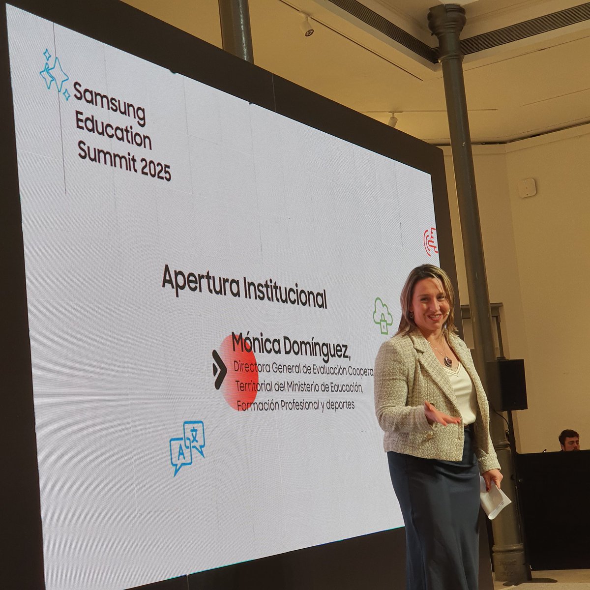 Saludos desde el #SamsungEducationSummit2025, que <a href="/SamsungEspana/">Samsung España</a> organiza hoy en la sede en Madrid de <a href="/teamlabs/">TeamLabs/</a>.