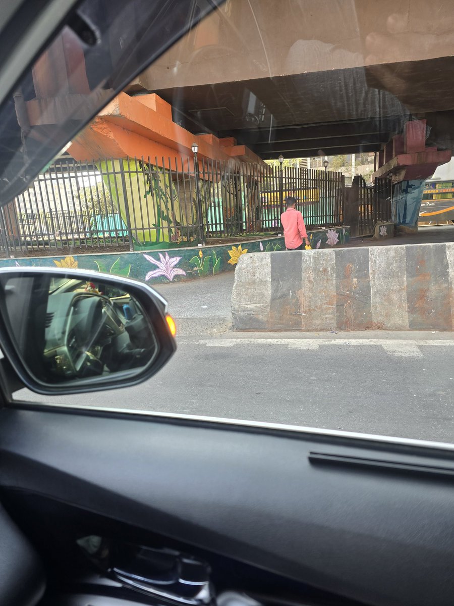 NiteenSharma77's tweet photo. @mybmc 
@MTPHereToHelp 
What kind of Smart work of Smart  &amp; International City in Borovali (E) On WE Highway turning opp Shree Krishna Complex
How to take a right turn from the photo enclosed and 2 wheelers also coming from opp end when it is 1 way https://t.co/PKz7m8wOye