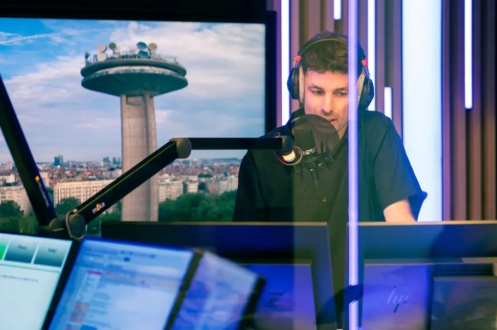 Jeroen Sleurs (@jsleurs) on Twitter photo Vanochtend mocht ik namens <a href="/Gezinsbond/">Gezinsbond</a> op <a href="/radio1be/">Radio 1</a> en in <a href="/destandaard/">De Standaard</a> reageren op plannen voor #familiekrediet in nieuwe federale #regeerakkoord. Om meer mensen langer aan het werk te krijgen, is combinatie van werk en gezin essentieel.
(foto: VRT)
standaard.be/cnt/dmf2025020… Vanochtend mocht ik namens <a href="/Gezinsbond/">Gezinsbond</a> op <a href="/radio1be/">Radio 1</a> en in <a href="/destandaard/">De Standaard</a> reageren op plannen voor #familiekrediet in nieuwe federale #regeerakkoord. Om meer mensen langer aan het werk te krijgen, is combinatie van werk en gezin essentieel.
(foto: VRT)
standaard.be/cnt/dmf2025020…
