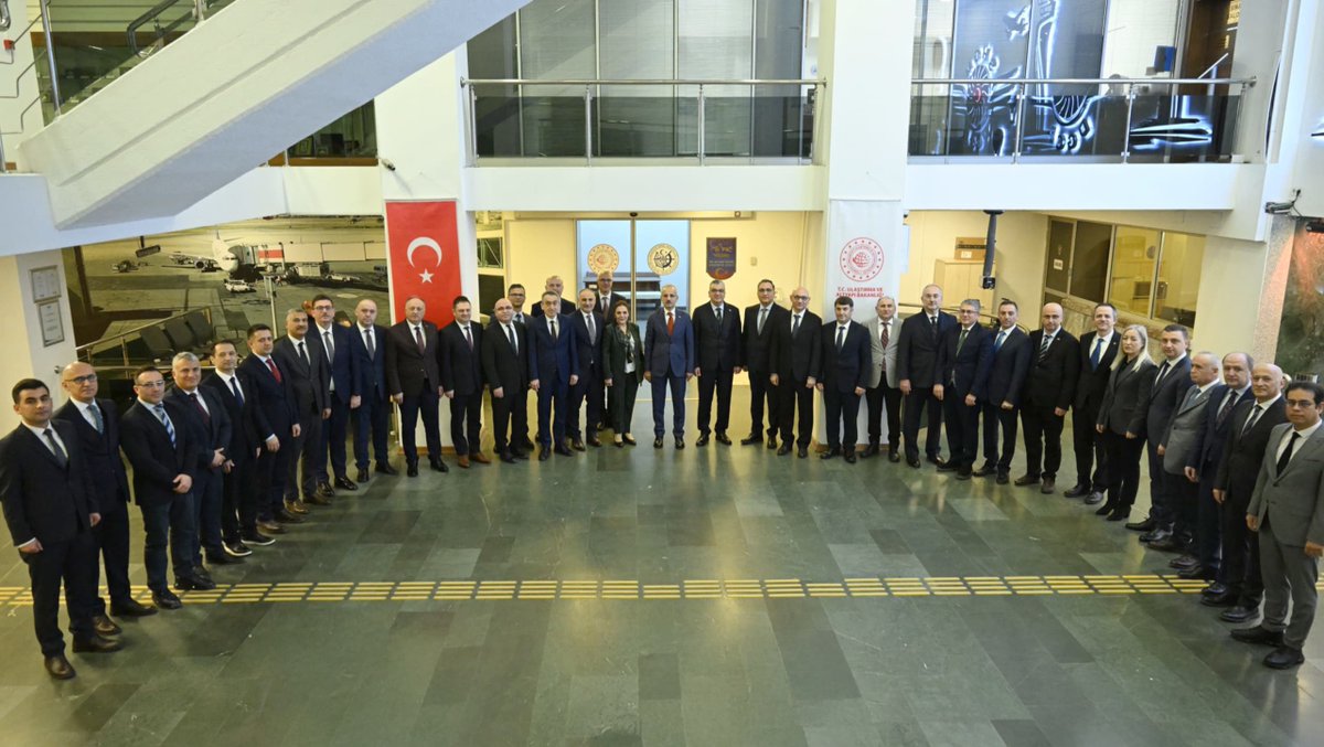 📍 Ankara

"Bölge Liman Başkanları Toplantısı"na katılarak denizcilik sektörümüzün geleceği hakkında istişarelerde bulunduk.

Denizciliğimizi millî ve öncelikli bir mesele olarak görüyor, #MaviVatan vizyonuyla güçlendiriyoruz.

⚓ Boğazlarımızdan geçen 80 bine yakın gemi, 193