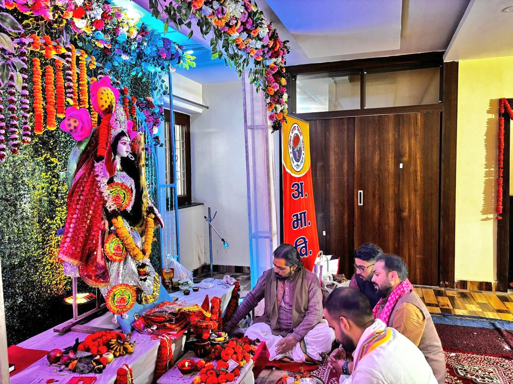 yagywalkya's tweet photo. अभाविप झारखंड प्रदेश कार्यालय में बसंत पंचमी और मां सरस्वती की भव्य पूजा-अर्चना संपन्न हुई। इस अवसर पर प्रांत संगठन मंत्री, प्रदेश पदाधिकारी सहित अन्य उपस्थित रहे।

बसंत के आगमन तथा विद्या की देवी के प्रति सम्मान के प्रतीक ये त्योहार, भारतीय समाज और देश में शिक्षा एवं ज्ञान का प्रसार करने की प्रेरणा देने वाले हों।माँ सरस्वती से यही प्रार्थना करता हूँ।