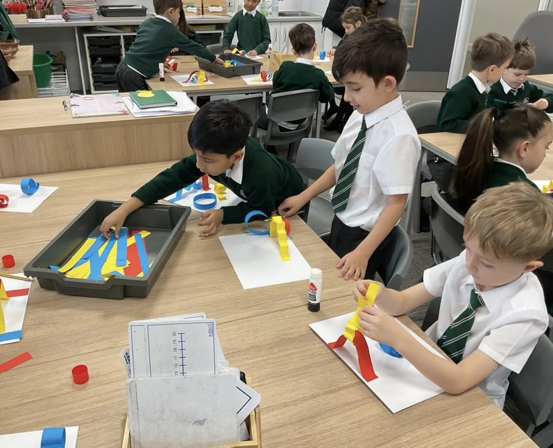 🎨| Sculptures

Year 1 are learning about the work of sculptor Alexander Calder. They made paper sculptures by folding, rolling and twisting flat strips of paper to create 3D shapes. Just like Calder we used the primary colours: red, yellow and blue. Our sculptures look AMAZING!