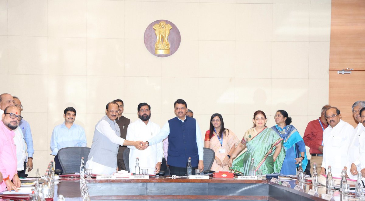 CMOMaharashtra's tweet photo. 🔸CM Devendra Fadnavis along with DCM Eknath Shinde and DCM Ajit Pawar, launched the new website of the Industries Department, GoM at Mantralaya, Mumbai.
🔸मुख���यमंत्री देवेंद्र फडणवीस यांनी उपमुख्यमंत्री एकनाथ शिंदे व उपमुख्यमंत्री अजित पवार यांच्यासम���ेत उद्योग विभाग, महाराष्ट्र शासन यांच्या नवीन संकेतस्थळाचे मंत्रालय, मुंबई येथे लोकार्पण केले.
🔸मुख्यमंत्री देवेंद्र फडणवीस इन्होंने उप मुख्यमंत्री एकनाथ शिंदे एवं उप मुख्यमंत्री अजित पवार इनके साथ उद्योग विभाग, महाराष्ट्र सरकार की नयी वेबसाईट का मंत्रालय, मुंबई में लोकार्पण किया।

🕧 12.20pm | 4-2-2025📍Mantralaya, Mumbai | दु. १२.२० वा. | ४-२-२०२५📍मंत्रालय, मुंबई.

@Dev_Fadnavis @mieknathshinde @AjitPawarSpeaks @maitri_ifc
#Maharashtra #DevendraFadnavis #Mumbai