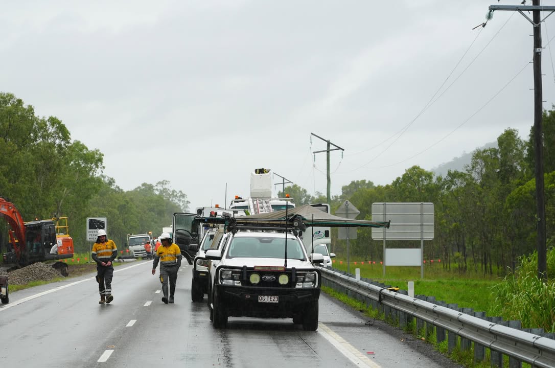 𝗡𝗤 𝗙𝗟𝗢𝗢𝗗𝗦: 500 customers restored today incl Cungulla, Giru &amp; Cardwell. Genset delivered via Chinook to Ingham water treatment. Tomorrow: working on Paluma, Majors Ck supply &amp; aerial damage assessments. Full update: bit.ly/4hzbrdg
#nqfloods