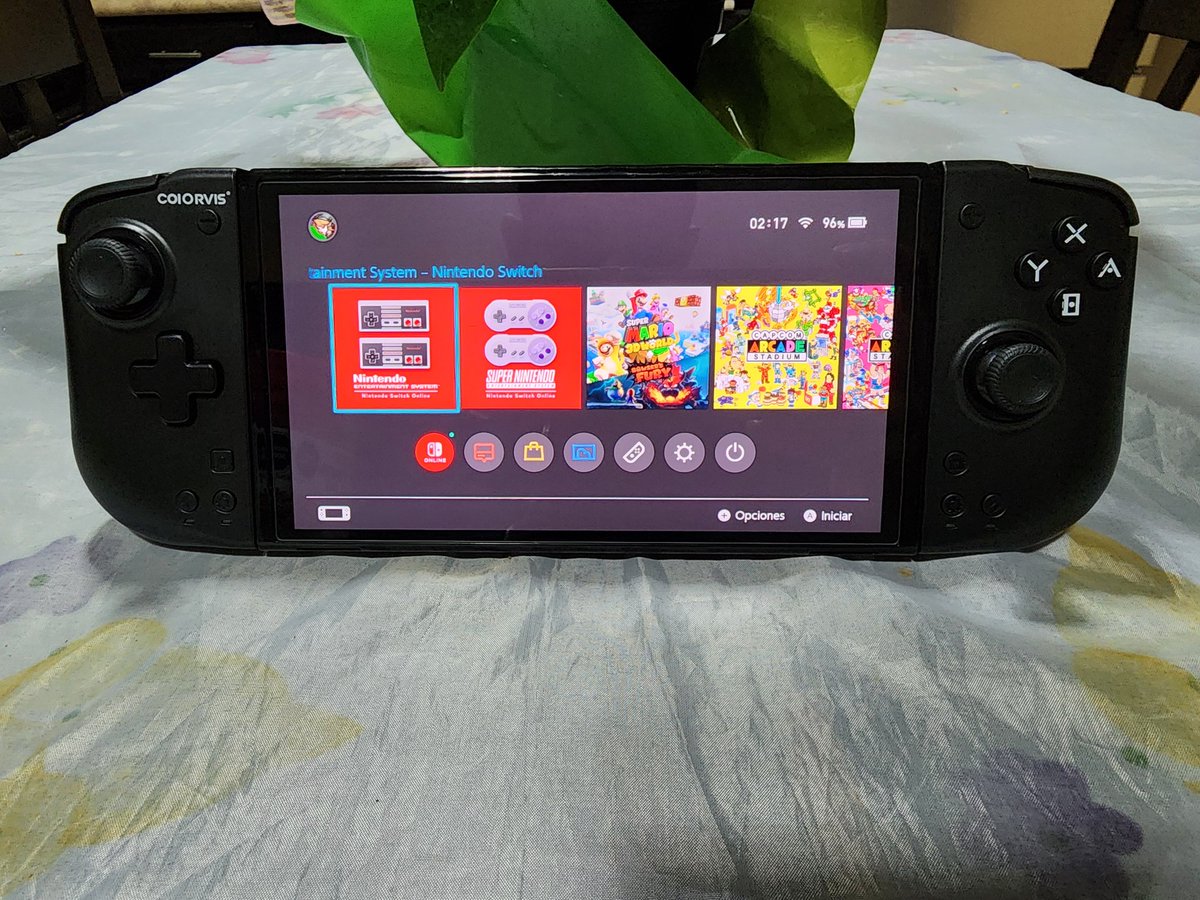 Tengo una semana probando estos Coiorvis y la verdad están muy buenos, tienen HD Rumble, Giroscopio, batería que les dura mucho, D-Pad, Hall effect en los joysticks, etc.
Los Hori serian mis favoritos si tuvieran todo lo que acabo de mencionar indiscutiblemente