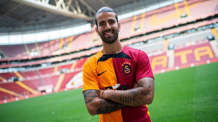 eroisGALA's tweet photo. Sergio Oliveira: "Fenerbahçe maçı öncesi neredeyse hepimiz Türk Kahvesi içtik. 

İcardi devre arasından sonra maça çıkarken 'ilk yarıyı oynadık mı yoksa yeni mi maça çıkıyoruz' diye sorunca bizi bir gülme tuttu." https://t.co/NgapBvKhZU