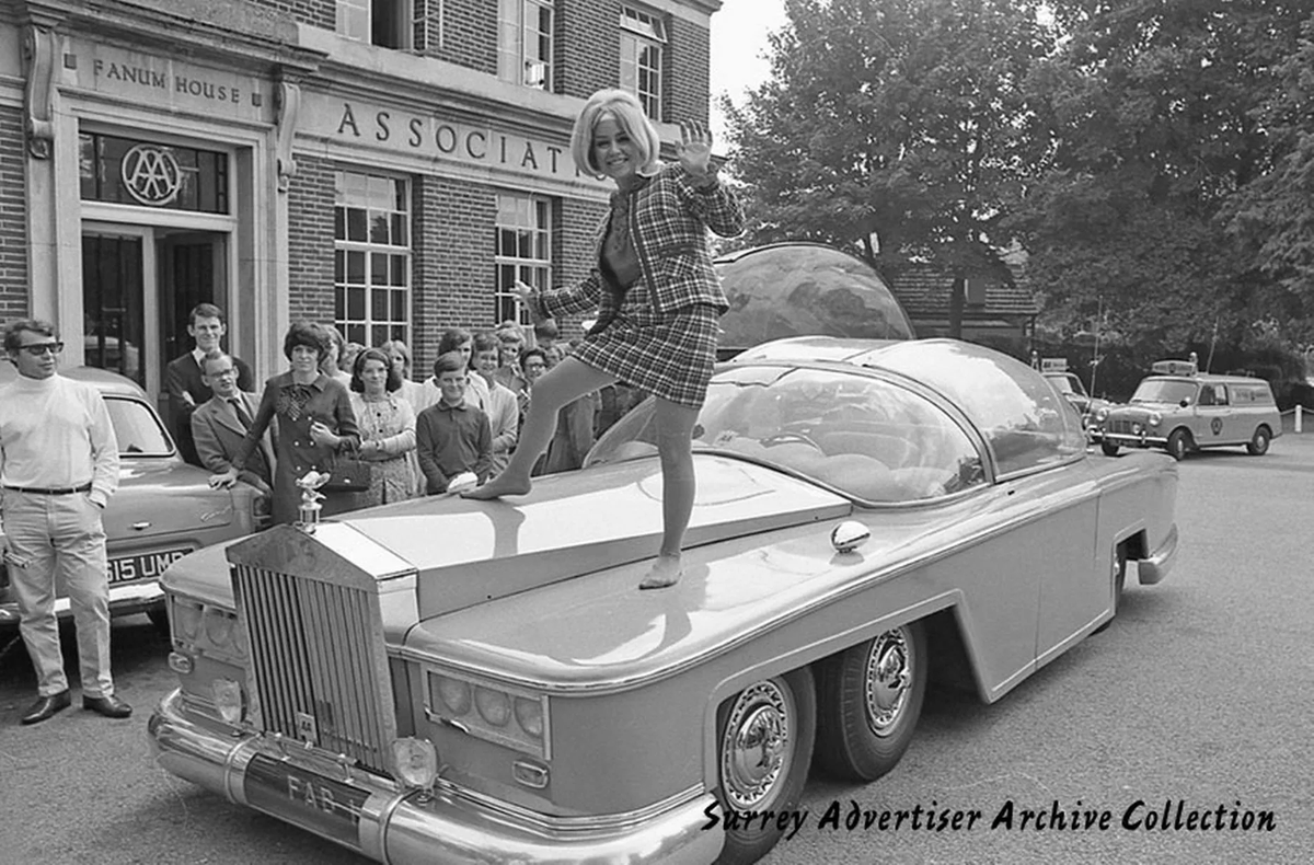 YannRobichon's tweet photo. @GeorgeCochrane1 "Thanks for the helping hand Tony!..." 
#Auto #Automobile #Automobiles #Autos #Car #CarHistory #Cars #CarsHistory #FAB1 #Lady #LadyPenelope #Penelope #Photo #Photographie #Photography #RollsRoyce #Thunderbirds #TonyTuesday https://t.co/B8YLxTmlb4