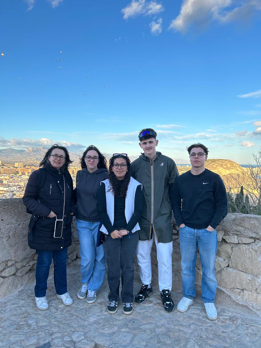 Top départ 🛫:  nos 4 élèves #erasmus+( 1SECU et 1 1AGORA) accompagnés à #Alicante par Mme Galaud-Sarda (SECU) pour 5 semaines de stage.
 Une belle ouverture professionnelle et culturelle🎯!  
<a href="/EuroElp/">ELP Euro Lycee Pro</a> <a href="/DSDEN31/">DSDEN 31</a> <a href="/LanguesLP_Tlse/">Langues au LP Toulouse</a> 
<a href="/leclercarno/">Arnaud Leclerc</a> <a href="/EskenaziSand/">Eskenazi Sandrine</a>