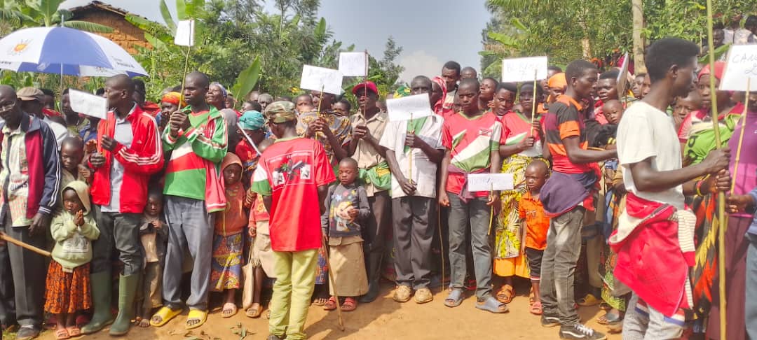 minani2024's tweet photo. #Kayanza 04.02.20.Ubuserukizi bw'umugambwe #CnddFdd muri Komine bwagendeye umutumba #nkuba womuri zone #murima .Muntumbero yokwishikira kukivi kurabuko amanama nshingiro akora.ahoyinjije abanywanyi 9 bomuri @CNL.
#R_Ndikuriyo https://t.co/VqZlghFznE