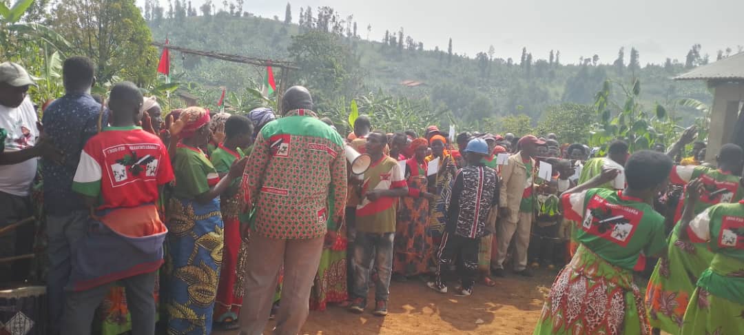 minani2024's tweet photo. #Kayanza 04.02.20.Ubuserukizi bw'umugambwe #CnddFdd muri Komine bwagendeye umutumba #nkuba womuri zone #murima .Muntumbero yokwishikira kukivi kurabuko amanama nshingiro akora.ahoyinjije abanywanyi 9 bomuri @CNL.
#R_Ndikuriyo https://t.co/VqZlghFznE